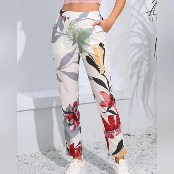 Floral Print Women's Cropped Pants - Picture 2 of 8